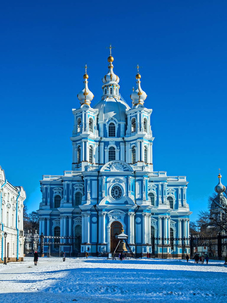 Белые кружева в стиле барокко на синих фасадах Растрелли. Смольный собор Санкт-Петербурга
. - Фото, изображение