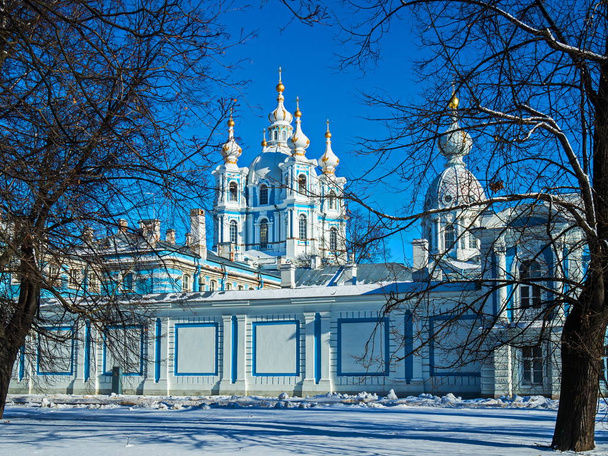 Белые кружева в стиле барокко на синих фасадах Растрелли. Смольный собор Санкт-Петербурга
. - Фото, изображение