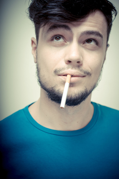 stilvoller junger moderner Mann mit Zigarette - Foto, Bild