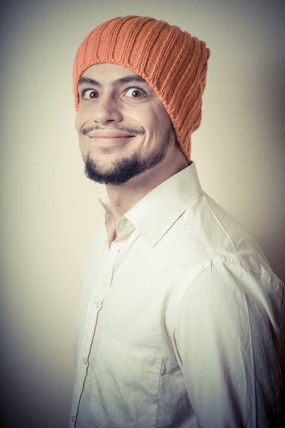 joven hombre moderno y elegante con gorra naranja
 - Foto, imagen