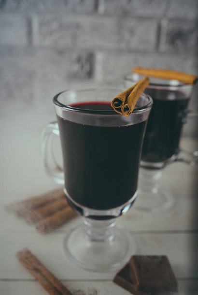 Hot mulled wine with cinnamon  - Foto, afbeelding