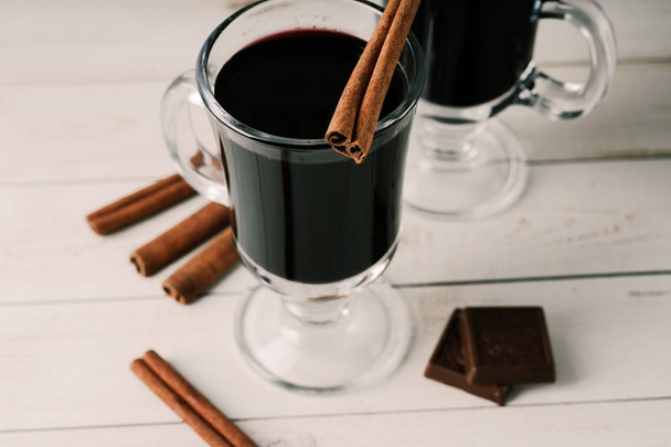 Hot mulled wine with cinnamon  - Foto, Bild