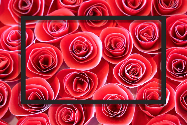 Cadre carré, Mise en page créative fait beau papier fleuri fond rose rouge avec note de carte de papier. Blank pour carte publicitaire ou invitation
. - Photo, image