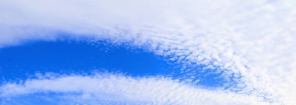 панорамне небо і пухнаста хмара в літній час красива
  - Фото, зображення