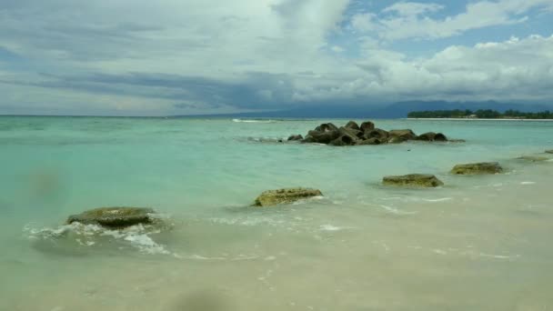 prachtig uitzicht op tropisch strand en een prachtige zee van cyaan en turquoise water op Gili eiland Lombok in Indonesië in Asia zomer vakantie reis- en toeristische bestemming - Video