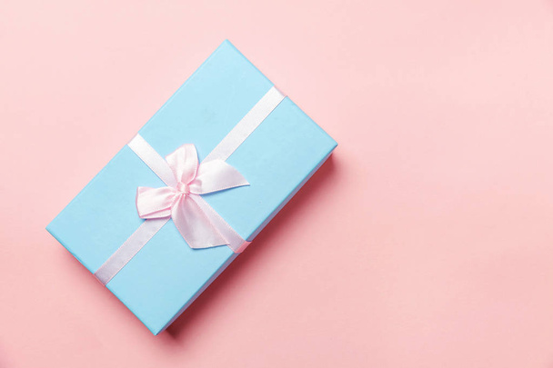 Yılbaşı yeni yıl doğum günü Sevgililer günü kutlama romantik kavramı mevcut. Pembe arka plan izole mavi hediye kutusu - Fotoğraf, Görsel