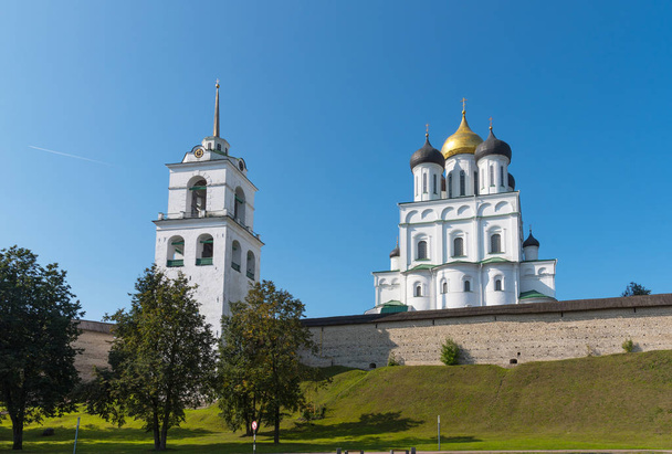 Panoramic view of Pskov Kremlin on the Velikaya river. Ancient fortress. The Trinity Cathedral in summer. Pskov. Russia - Φωτογραφία, εικόνα