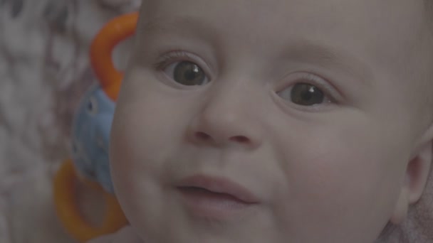 Κοντινό πλάνο του παιδιού με ένα δυσαρεστημένο πρόσωπο - Πλάνα, βίντεο