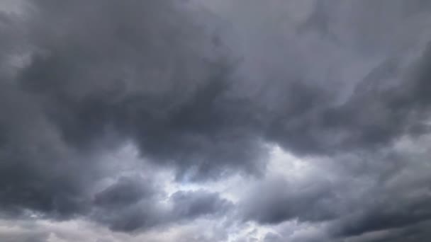 Am Himmel ziehen Gewitterwolken auf. Zeitraffer - Filmmaterial, Video