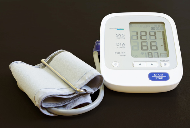 Digitální krevního tlaku měřič v černém pozadí - Fotografie, Obrázek