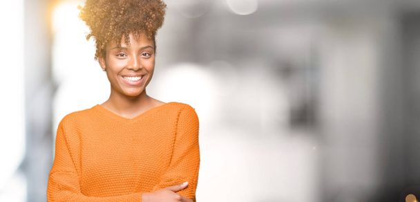 Gyönyörű fiatal afrikai-amerikai nő arcára elszigetelt háttér boldog, mosolyog néz a kamerába keresztezett karokkal. Pozitív embernek. - Fotó, kép
