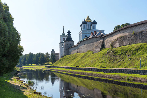 Panoramic view of Pskov Kremlin on the Velikaya river. Ancient fortress. The Trinity Cathedral in summer. Pskov. Russia - 写真・画像