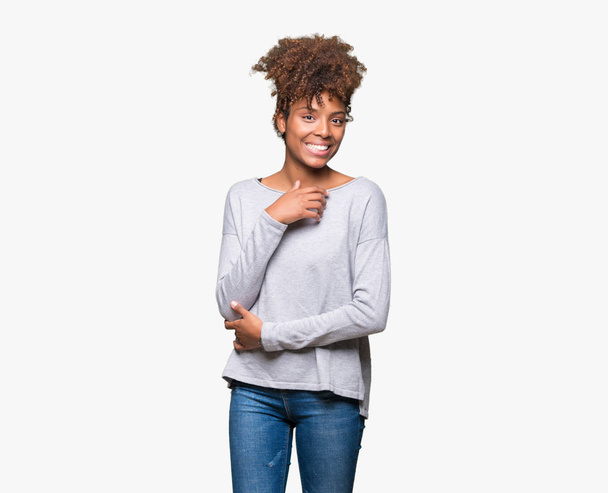 Όμορφη νεαρή αφρικανική αμερικανική γυναίκα πέρα από το απομονωμένο υπόβαθρο αναζητούν αυτοπεποίθηση στη φωτογραφική μηχανή με χαμόγελο με σταυρωμένα χέρια και χέρι σηκωμένο στο πηγούνι. Σκέφτεστε θετικά. - Φωτογραφία, εικόνα