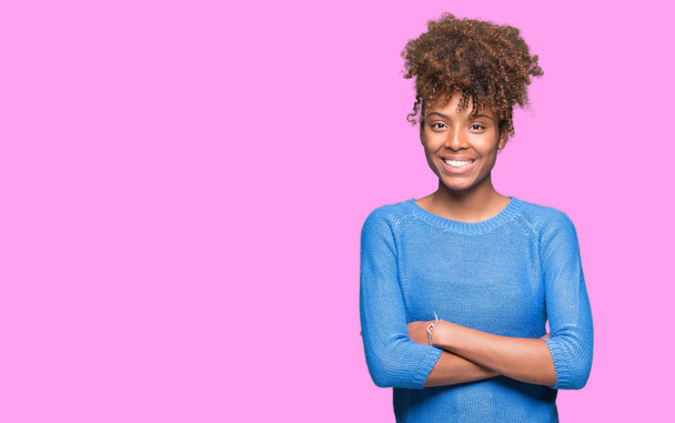 Piękne młode african american kobieta na białym tle szczęśliwy twarz uśmiechający się ze skrzyżowanymi rękami patrząc na kamery. Pozytywną osobą. - Zdjęcie, obraz