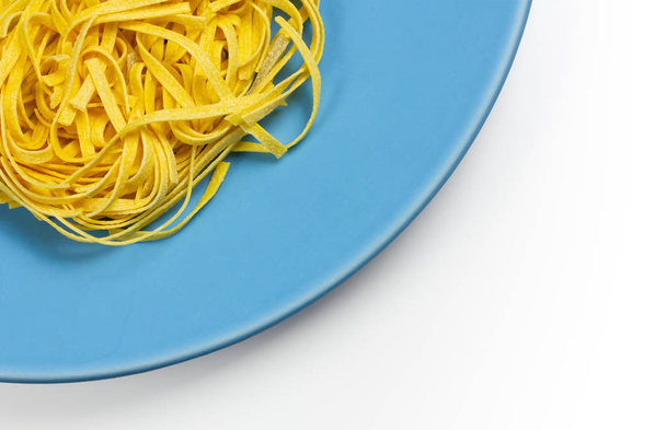 İtalyan yumurta makarna mavi bir tabak üzerine - Fotoğraf, Görsel
