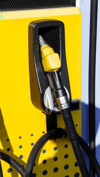 Bocal de combustível no posto de gasolina
 - Foto, Imagem