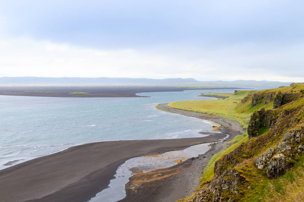 Hvitserkur zee stack, IJsland. Zwarte zand strand - Foto, afbeelding