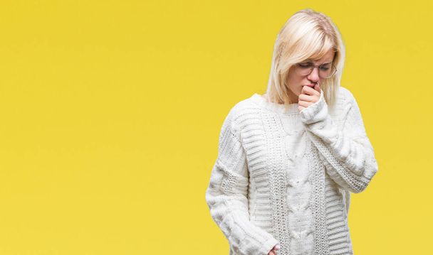 Mladá krásná blondýna žena nosí zimní svetr a brýle izolované pozadí pocit nepohody a kašle jako příznak nachlazení či zánět průdušek. Zdravotnické koncepce. - Fotografie, Obrázek