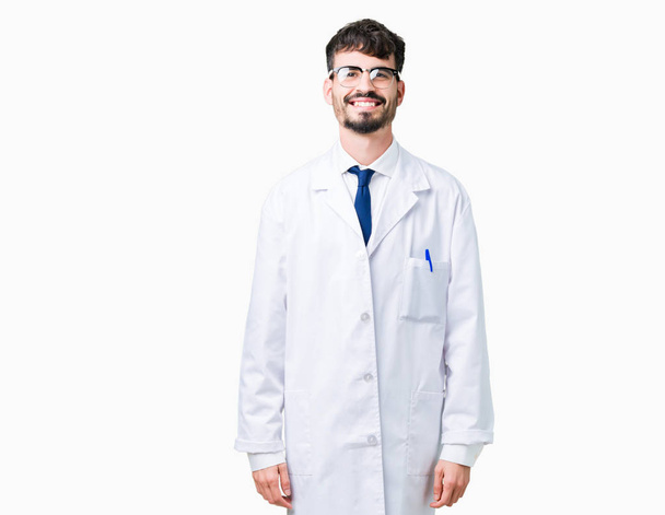 若いプロの科学者男の顔に幸せとクールな笑顔で孤立した背景に白のコートを着てします。幸運な人. - 写真・画像