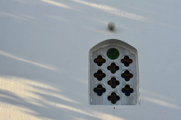 Ventana azul en casa típica en Grecia
 - Foto, imagen