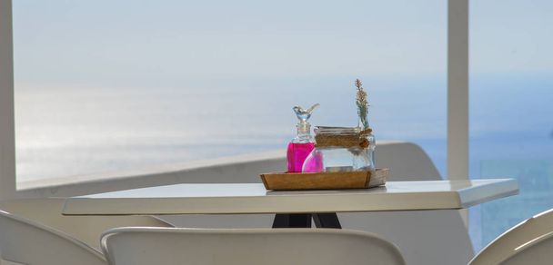 カラフルな瓶と海の見えるレストラン  - 写真・画像