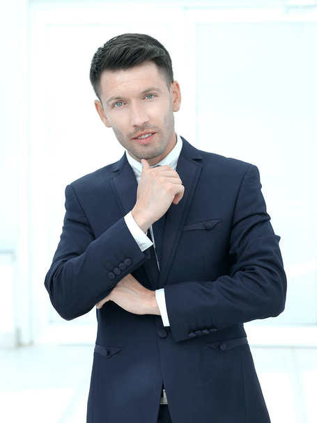 close up.young confident businessman on blurred office background - Foto, immagini
