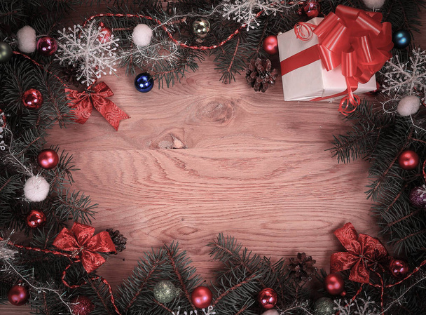 Christmas wreath and gift on wooden background - Valokuva, kuva