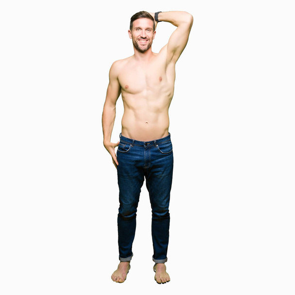 Knappe shirtless man naakt Smiling vertrouwen ontroerende borsthaar met hand omhoog gebaar, toont poseren aantrekkelijk - Foto, afbeelding