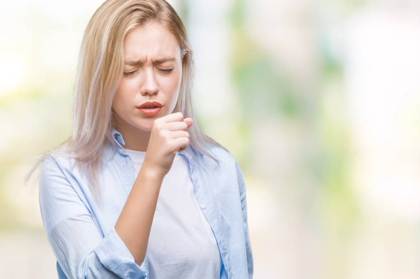 Mujer rubia joven sobre un fondo aislado sintiéndose mal y tosiendo como síntoma de resfriado o bronquitis. Concepto sanitario
. - Foto, Imagen