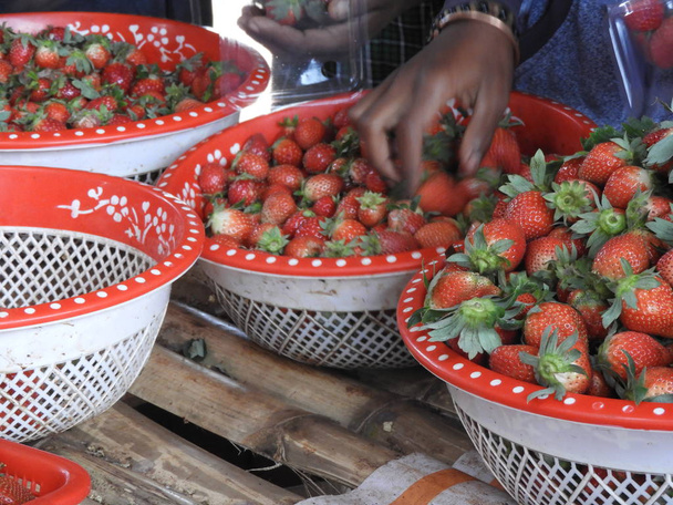 frutos de morango coloridos em uma cesta closeup
 - Foto, Imagem