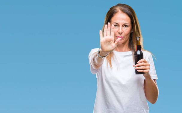 Középkorú nő hispán sört elszigetelt háttér felett nyissa kézi csinálás stoptábla súlyos és magabiztos kifejezés, védelmi gesztus - Fotó, kép