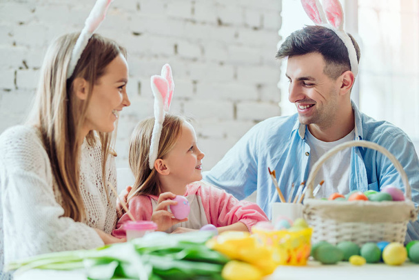 Mom and dad, I love you because you are painting eggs with me.Happy family draw easter eggs together. - Valokuva, kuva