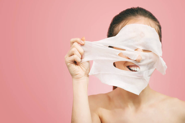 Mulher remove uma máscara de limpeza
 - Foto, Imagem