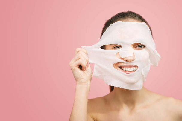 Vrouw verwijdert een reinigende masker - Foto, afbeelding