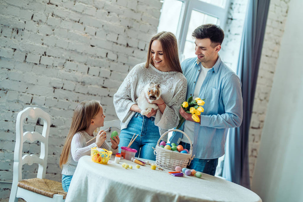 Create an Easter atmosphere together.Loving family tells their daughter about the Easter bunny and traditions of the holiday. - Foto, Imagem