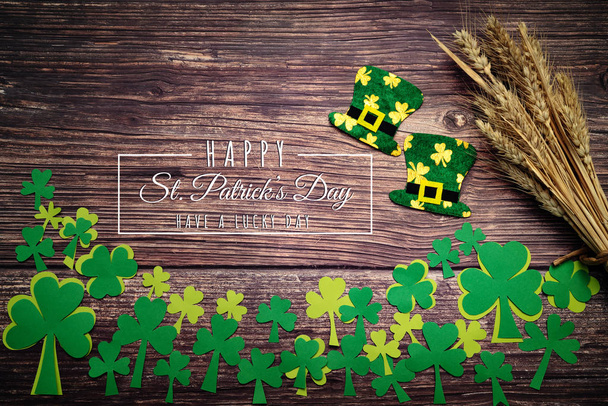 Saint Patricks Day, pièces d'or, chapeau de fête et Shamrocks vert avec Saint Patricks lettrage de jour sur bois
 - Photo, image