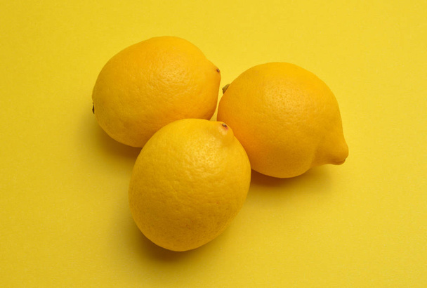 Limones sobre fondo amarillo
 - Foto, imagen