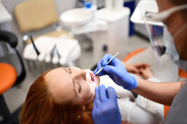 Zubař zahajuje běžný úklid ženských úst - Fotografie, Obrázek
