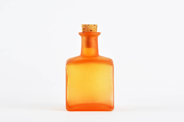 Пляшка зілля ізольована на білому
 - Фото, зображення