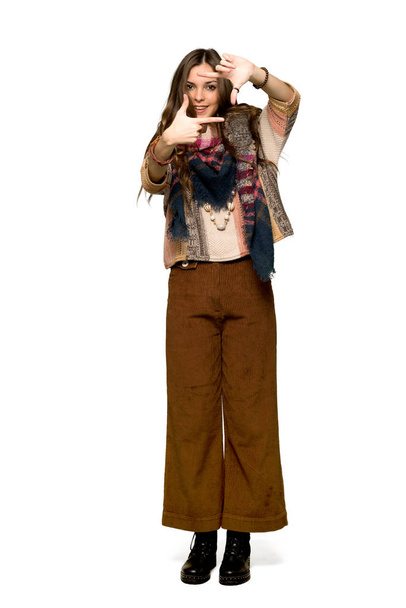 Teljes hosszúságú lövés fiatal hippi nő arca összpontosítva. Keretezés szimbólum elszigetelt fehér background - Fotó, kép