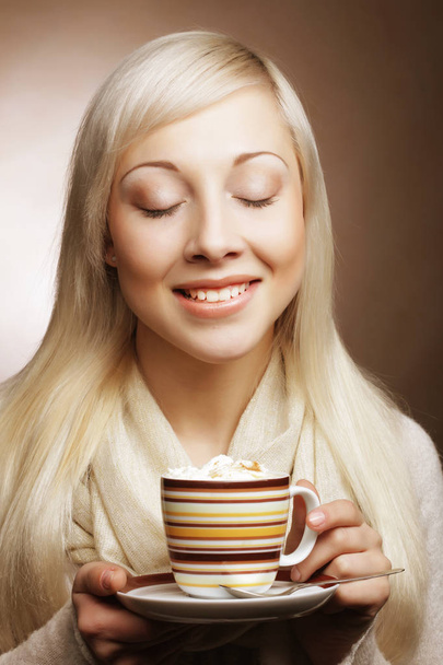 lifestyle, food and people concept: young pretty woman drinking coffee - Fotó, kép
