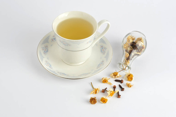 Kuru otlar üzerinde beyaz izole ile bitkisel çay - Fotoğraf, Görsel