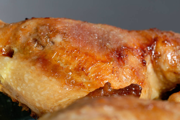 Kawałek smażonego kurczaka na talerz. Płytkiej głębi ostrości - Zdjęcie, obraz