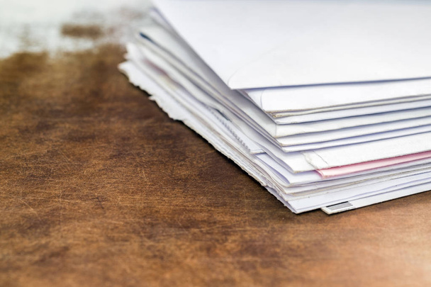 Документы и конверты на офисном столе
 - Фото, изображение