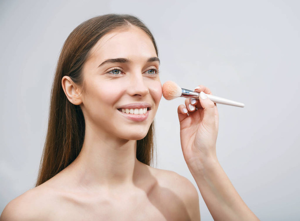Professionele make-up Artist werken met vrouw - Foto, afbeelding
