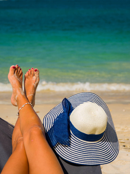 Woman legs at the beach - Foto, Bild