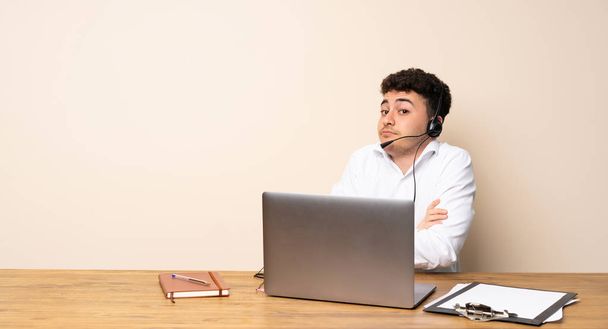 Telemarketer man making doubts gesture while lifting the shoulders - Фото, изображение