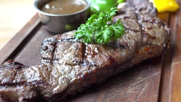 közeli felvételeket a finom marha steak az asztalra - Felvétel, videó