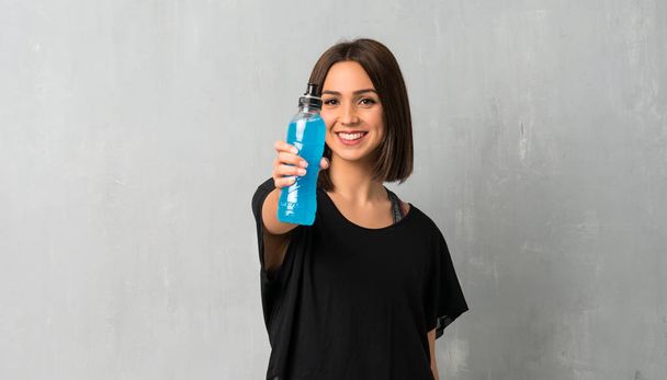 junge Sportlerin mit einer Flasche Wasser - Foto, Bild