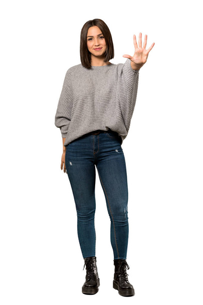 Повнометражний знімок молодої жінки з п'ятьма пальцями над ізольованим білим тлом
 - Фото, зображення